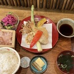 米と天ぷら 悠々 - 左上のサラダも紫蘇ドレッシングが効いてて美味しい