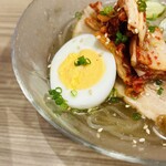 KOREAN DINING HIDEAWAY 296 - 韓国冷麺880円。