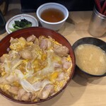 Toriyaki Tatsunoji - ⭐️親子丼¥850
      　※後会計　現金払いのみ
      　※美味しい漬物と出汁が強めで嬉しい味噌汁