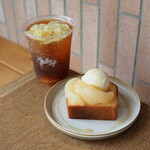 YELLOW KOMAZAWA KOEN - ピーチパウンドケーキwithアイスクリーム（750円） レモネードコーヒー（700円）