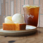 YELLOW KOMAZAWA KOEN - ピーチパウンドケーキwithアイスクリーム（750円） レモネードコーヒー（700円）