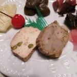 Yuugen gaishatsuku modori hompo - 「巻き物」２種　㊧きめ細かくした鶏肉をかためた系　㊨お肉の塊のまま外側を鶏皮？でぎゅっと巻き締めた系