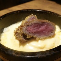 焼肉 うしみつ 恵比寿本店 - 石焼きデミグラスチーズオムカツ
