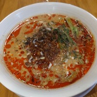 香り高い自家製ラー油の「汁あり」担々麺