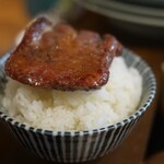 炭火焼肉ホルモンさわいし - 黒タン　オンザライス