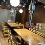 炭火焼肉ホルモンさわいし - テーブル席