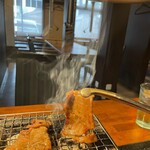 Sumibiyakiniku Iwamura - 炭火焼でじっくり焼けるのを楽しむ
