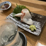 Sushi Eigyousho Sushiyoshi - 生だこ刺身(食べかけ) 写楽(日本酒)