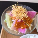 Ichirin - ◯サラダ
                        さつま芋細切りスライスの素揚げが
                        パリパリでほんのりと甘くて面白い
                        
                        ドレッシングはオリジナルで
                        玉ねぎと人参、胡麻油を使ってて
                        カシューナッツの味わいもあり
                        味わいいろいろで美味しい