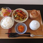 Ichirin - ●モンゴウイカの黒豆オイスターソース炒めランチ　1,600円
                        
                        ■メイン料理を決めると全てのランチに
                        ごはん・スープ・サラダ・デザートが付いてくる