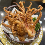 産直グルメ回転寿司 函太郎Tokyo - イカのげそ揚げ４１８円。揚げたての唐揚げは食欲を増進させますね。されなくてもありますが（笑）。マヨネーズもお願いできて、大満足の一皿です（╹◡╹）