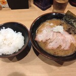 柴田商店 - とんこつ醤油チャーシューメン＆ライス