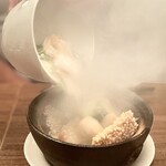 氷箱里 - 海鮮土鍋おこげ　熱々の土鍋ぐつぐつ。具はかなり大きく、大きめな海老はプリプリ。早くよそわないと、おこげが柔らかくなるそうで…。スピード盛り付け。濃すぎずとても美味しい味付け。