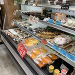 鈴木水産 - 奥には【食堂棟】もありおまかせ定食が人気だとか