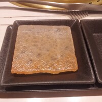 完全個室 牛の達人 private 新宿本店 - 大きな岩塩のプレート