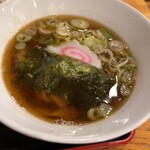 麺酒場ひかる - ミニラーメン。ハーフくらいの麺量にノーマルラーメンくらいのスープとメンマ、チャーシュー、ネギ。