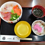 葵 - 数量限定海鮮三色丼1250円(税込)
            サーモン・まぐろ・カジキ