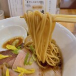 215186209 - 【2023年08月】旨み 鶏だし 特製ラーメン（醤油）＠1,500円(込)、麺アップ。