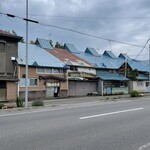 Hino Deshiyokudou - 通りを挟んだ向かい側から臨む店舗と市場の外観