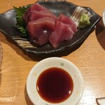 大衆日本酒バル ふとっぱらや - めじまぐろ。切り身がでかい