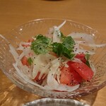 大衆日本酒バル ふとっぱらや - トマトと玉ねぎのサラダ