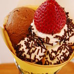 Monki Kurepu - ストロベリーショートケーキ（アイス+チョコスプレートッピング）