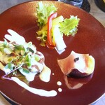 箸とフォーク - ハッシュドビーフに付く三種盛りの前菜。ローストビーフのサラダ、生ハムとイチヂク、ピクルス