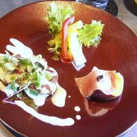 箸とフォーク - ハッシュドビーフに付く三種盛りの前菜。ローストビーフのサラダ、生ハムとイチヂク、ピクルス