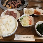 家満喜屋 - ランチタイム！ご飯大盛りは無料です。おかわりはちゃんと有料！