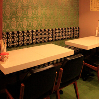 A fusion of Japanese and Western interiors, with special attention to tableware such as old Imari ware and Arita ware.