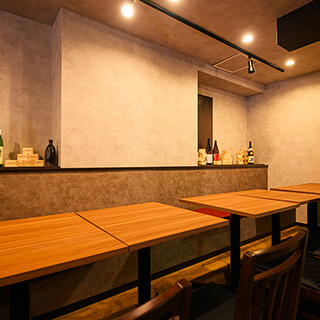 A relaxing and modern atmosphere. Great for dates, drinking parties, and reserved.