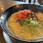 Hakata Tonkotsu Masao - ねぎ、きくらげ、白ごま、紅しょうが、自家製の高菜が溶け合うまろやかなスープ。美味しい！