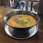 博多とんこつ 真咲雄 - まるでお味噌仕立てのようなサラコク豚骨スープ！油脂類を一切使わずに博多伝統の「呼び戻し」製法で作っているそうです。
