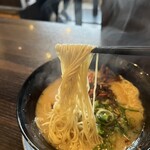 博多とんこつ 真咲雄 - 超極細麺だから、スープとよく絡み食べやすいです！