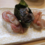 つかさ鮓 - ≪２０１３年９月≫＜握り＞赤貝。大きな肝が、ありました。真ん中の軍艦巻きのが赤貝の肝です。赤貝の肝って初めて食べました。