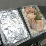 秀味園 - '13, Sep　焼き米粉と魯肉飯　持ち帰りはこんな風に包んでくれます。