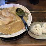 風雲亭 - 料理写真:風雲ラーメンとオニギリ2ケ