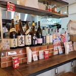 Stand Shimbashi - 店内 なかなかの プレミアム アルコールの品揃え あり