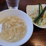 四川居酒屋 パンダ - 麻婆カツ丼定食のスープとサラダ