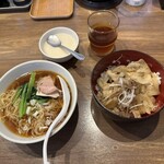 陳麻家 - 【2023.8.23(水)】日替り定食（豚バラ塩焼肉丼＋半醤油ラーメン）1,100円→750円