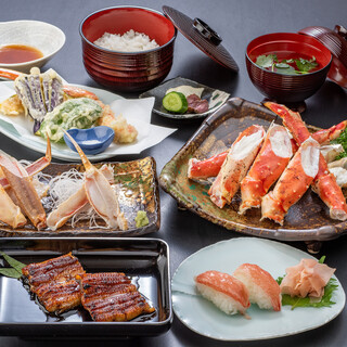 Three types of courses to enjoy crab dishes. Luxurious plans that include kabayaki are also available◎