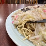 長崎飯店 - 「皿うどん合盛」の軟麺部分 (太麺)
            2023年8月23日ランチ
