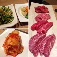 力飯店 - 前菜様、キムチ様、そしてメインの赤肉様達♪