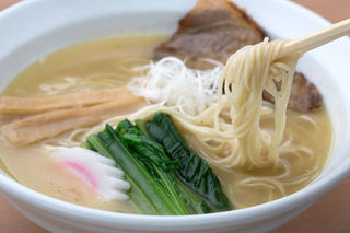 麺屋 鳥見本 - 鶏骨しょうゆらーめん・鶏骨しおらーめんは650円～　その他大盛りやトッピングもご用意しています♪