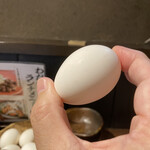 バラ焼き専門店炭火焼鳥わだち - やや小さめの卵です