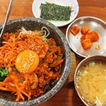 食堂ユリ - 石焼辛豚丼（辛い味付けの豚肉が入った石焼まぜご飯）にはキムチと韓国海苔、味噌汁も付きます♡