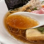 酒肴場 屯 - キンキンに冷えた煮干しスープは厚みのある深い味わい。