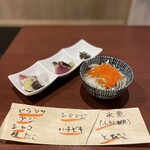 酒肴場 屯 - 本日の海鮮丼は、ヒラマサ、アジ、シャコ、生タコ、シマアジ、ハチビキ。ご飯の上には氷魚（小鮎の稚魚）、とびこ