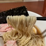 酒肴場 屯 - 全粒粉入りのツルパツ細ストレート麺の食感も抜群