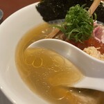 酒肴場 屯 - 毛蟹のお出汁に毛蟹の香味油、たっぷりのほぐし身で蟹づくしの贅沢らぁ麺。塩ダレには帆立貝柱を使用し、自然な塩味が蟹の風味を際立たせる仕上がり